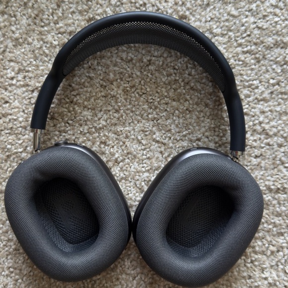 Apple Space Gray Over-Ear Headphones with Premium Design - Picture 4 of 5